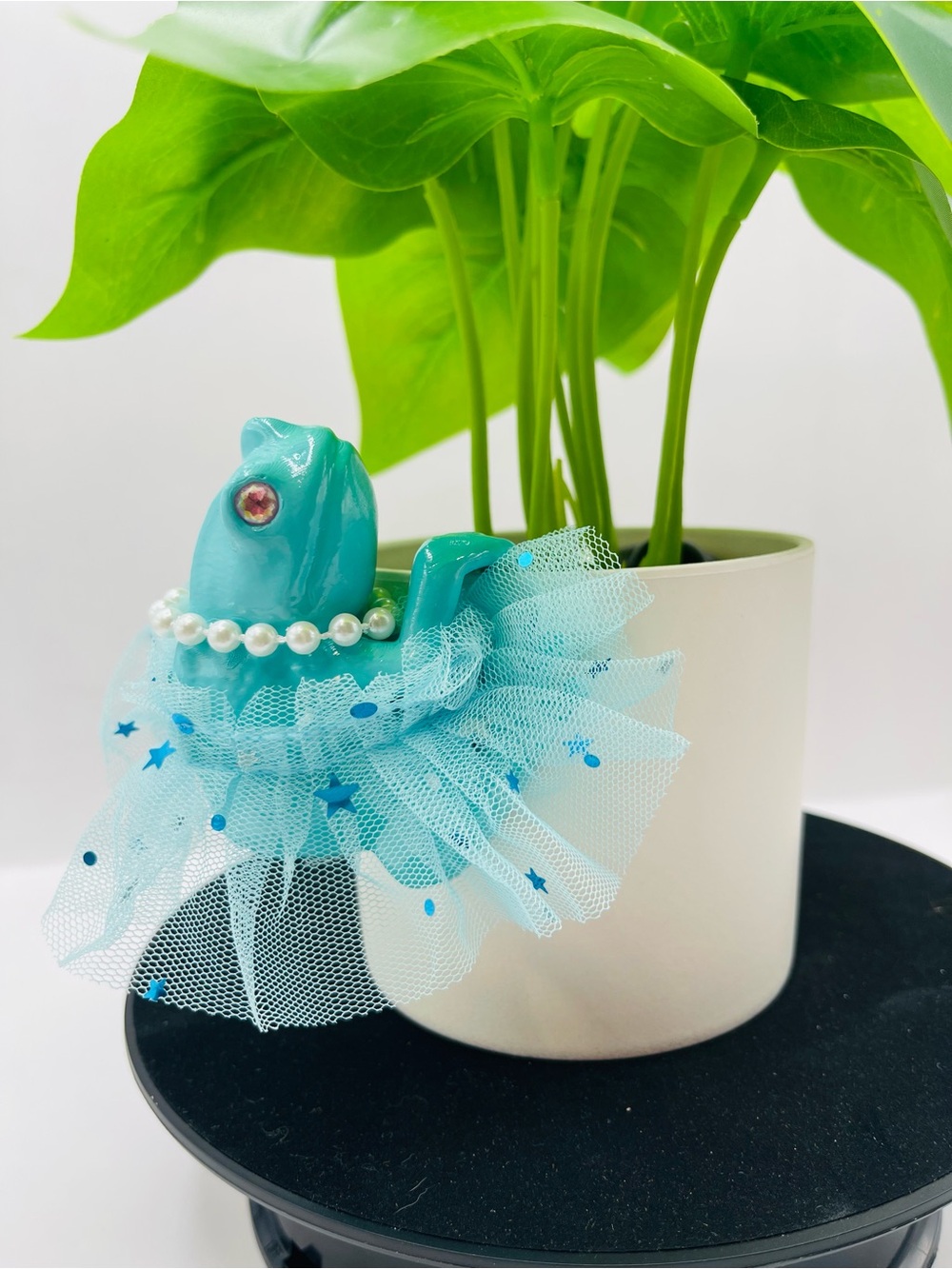 βTiffany Toadsworthβ Adordable Hanging Frog - Plant Decor - Pot Hugger